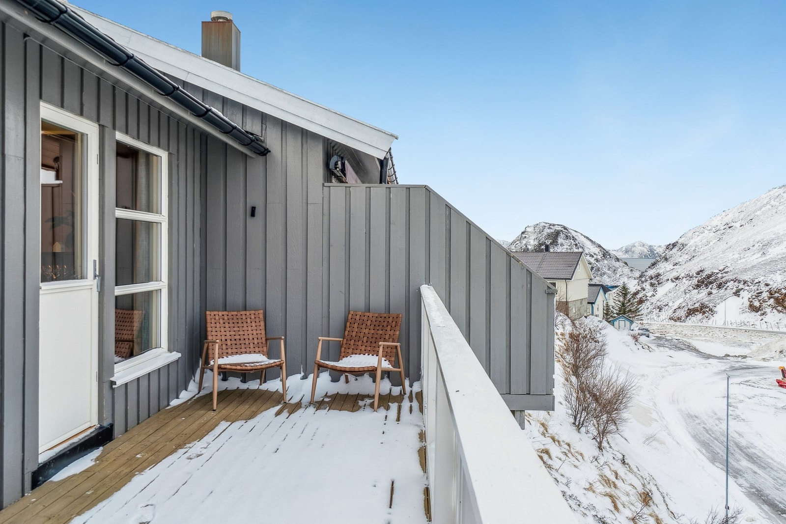 Fra stuen har du også adkomst til balkong. Platt, inngangsparti og balkong ble oljet i 2024. Galleribilde