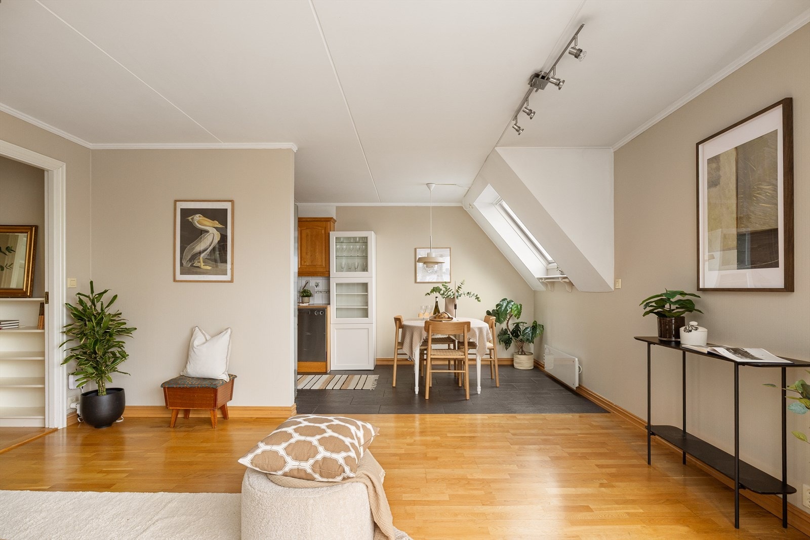 Leiligheten er malt i 2026 i delikate og tidsriktige farger. Galleribilde