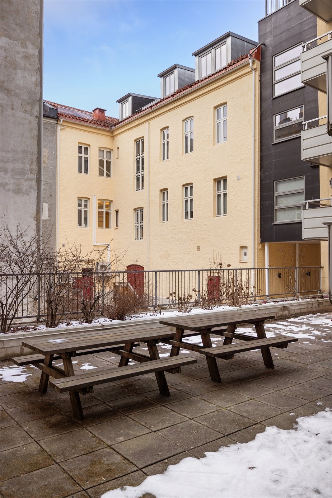 Hyggelig bakgård. Galleribilde