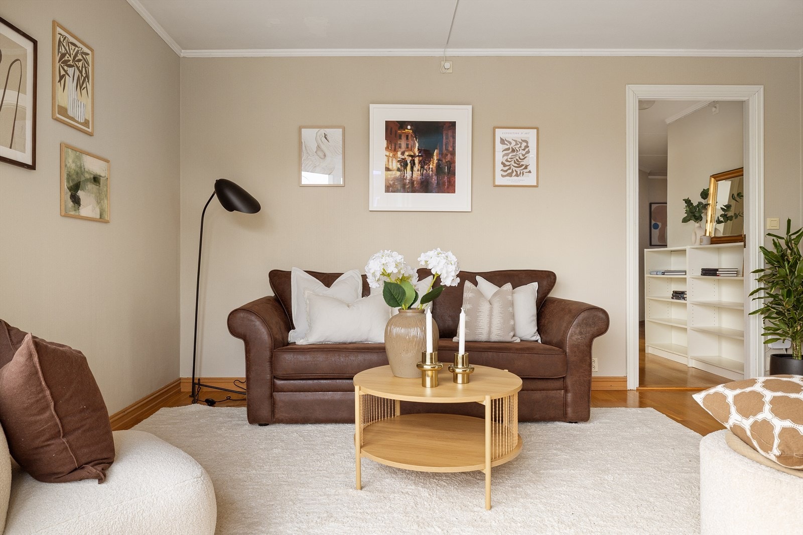 God plass til sofaseksjon med tilhørende møblement og TV-benk. Galleribilde