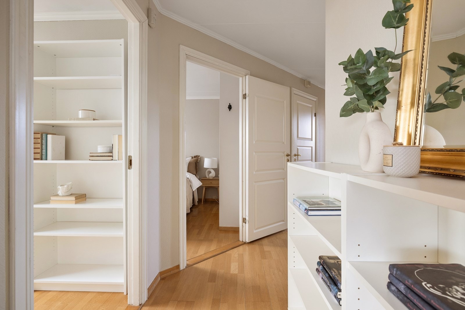 En lys og innbydende entré som gir et godt førsteinntrykk av leiligheten. Galleribilde