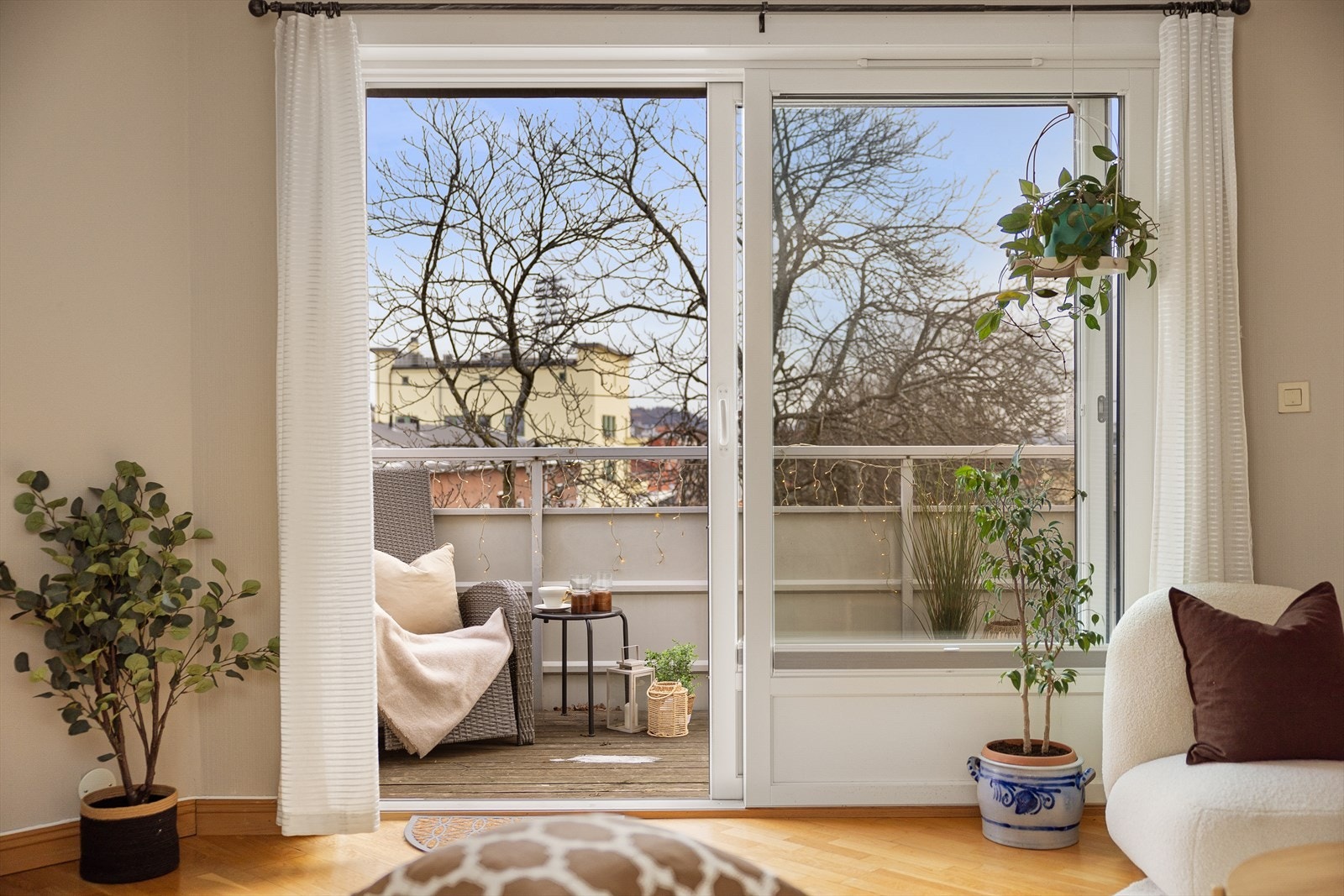 Store vindusflater som gir rikelig med luft og lys. Galleribilde