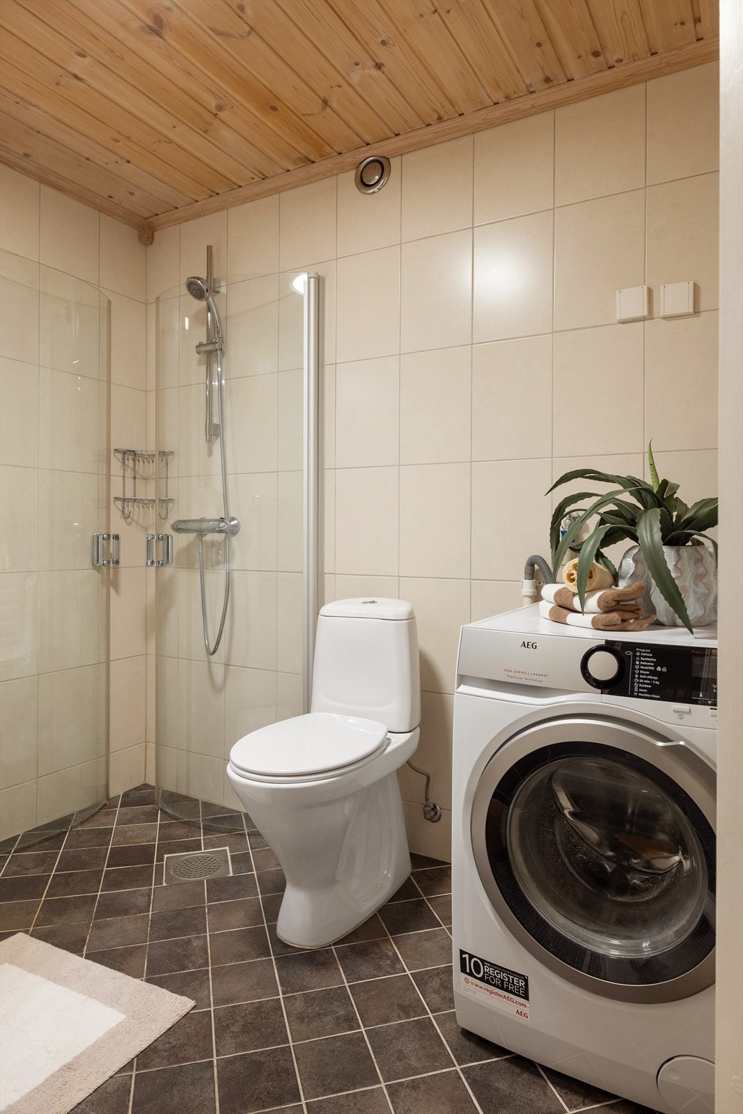 Baderommet har innredning med nedfelt servant, toalett og dusjvegger/hjørne. Galleribilde