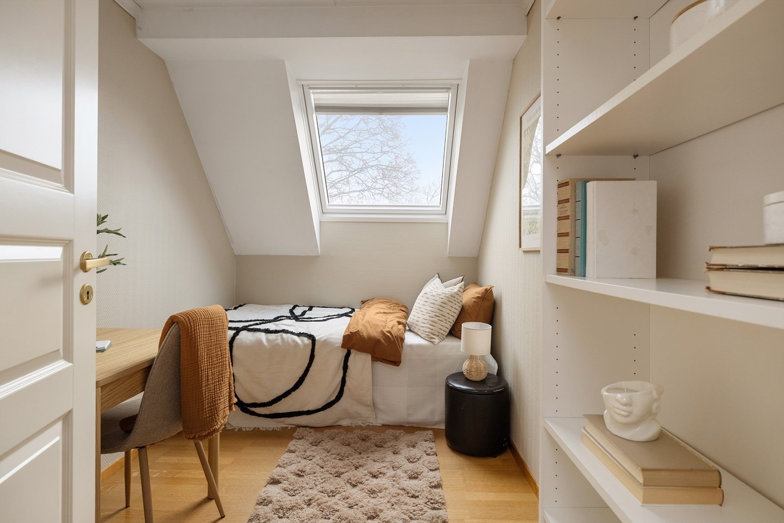 Soverom to er også av god størrelse og har plass til dobbeltseng og godt med oppbevaringsplass i garderobeløsning. Galleribilde