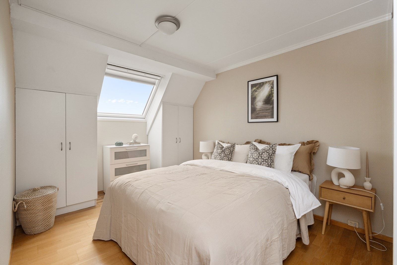 Romslig hovedsoverom med god plass til dobbeltseng med tilhørende nattbord og masse oppbevaringsplass garderobeløsning. Galleribilde