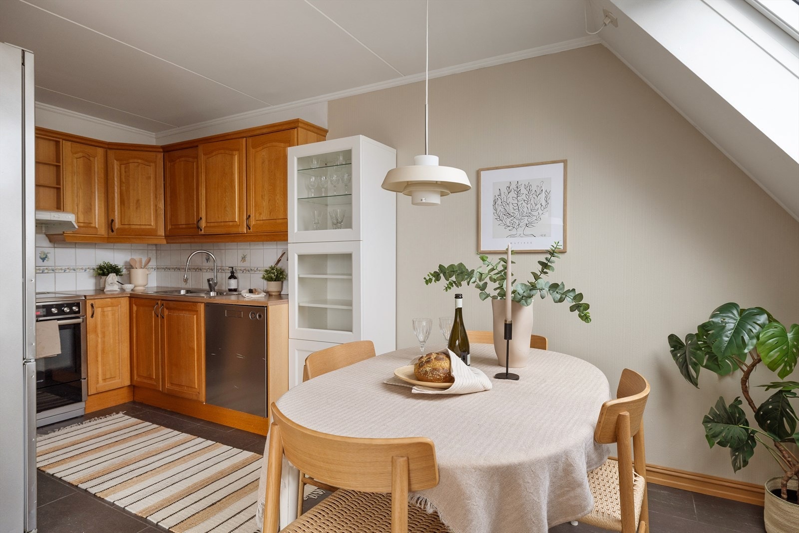 Kjøkkenet har innredning med profilerte fronter. Galleribilde