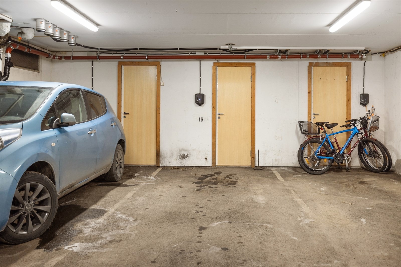 Selger eier en parkeringsplass med elbillader i garasjeanlegg. Det er heisadkomst til garasjen. Kjøper gis opsjon til å kjøpe garasjeplassen for kr. 700 000,- + dokumentavgift 2,5%. Galleribilde