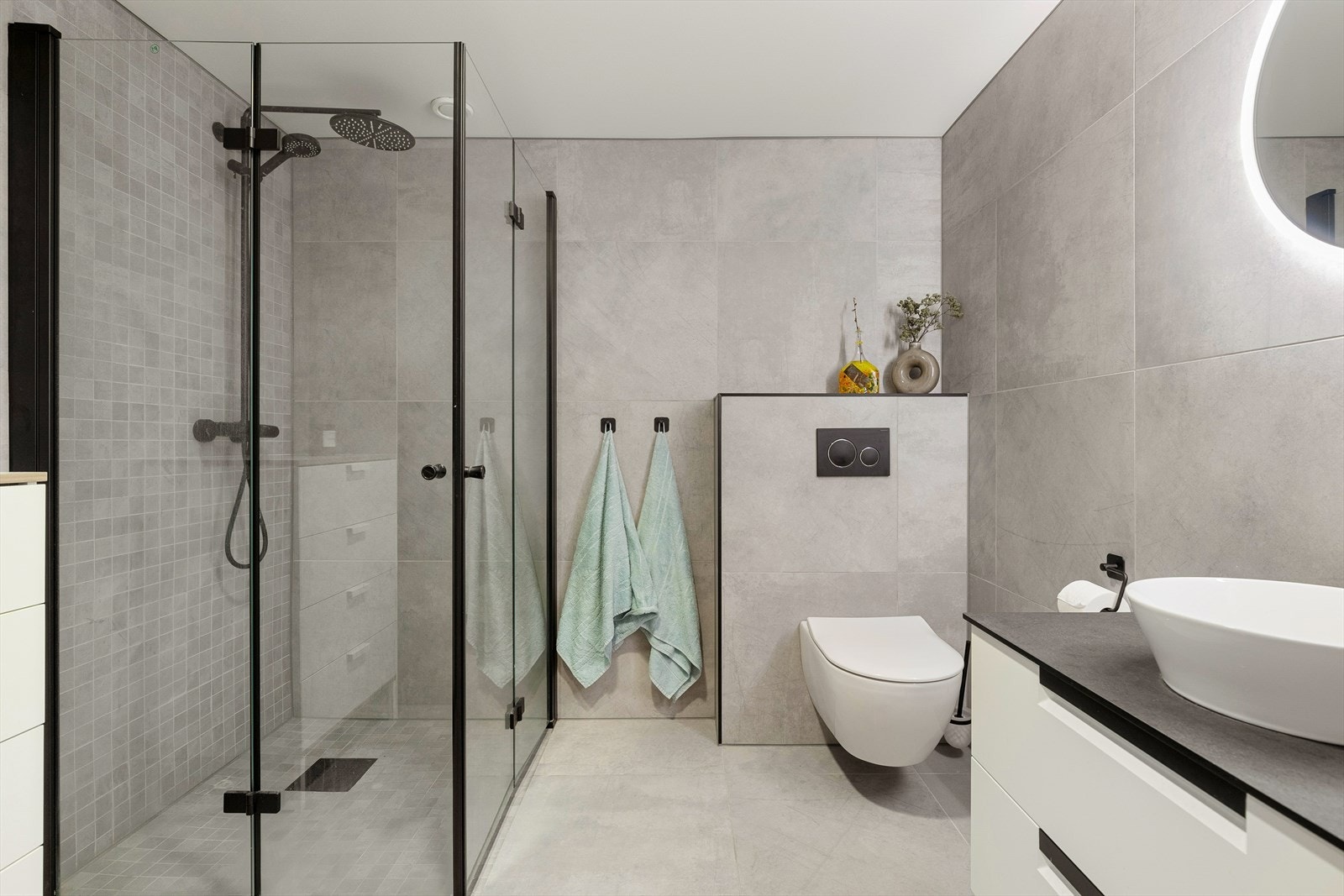 Badet er delikat, heilflisa og ein deilig dusj. Galleribilde