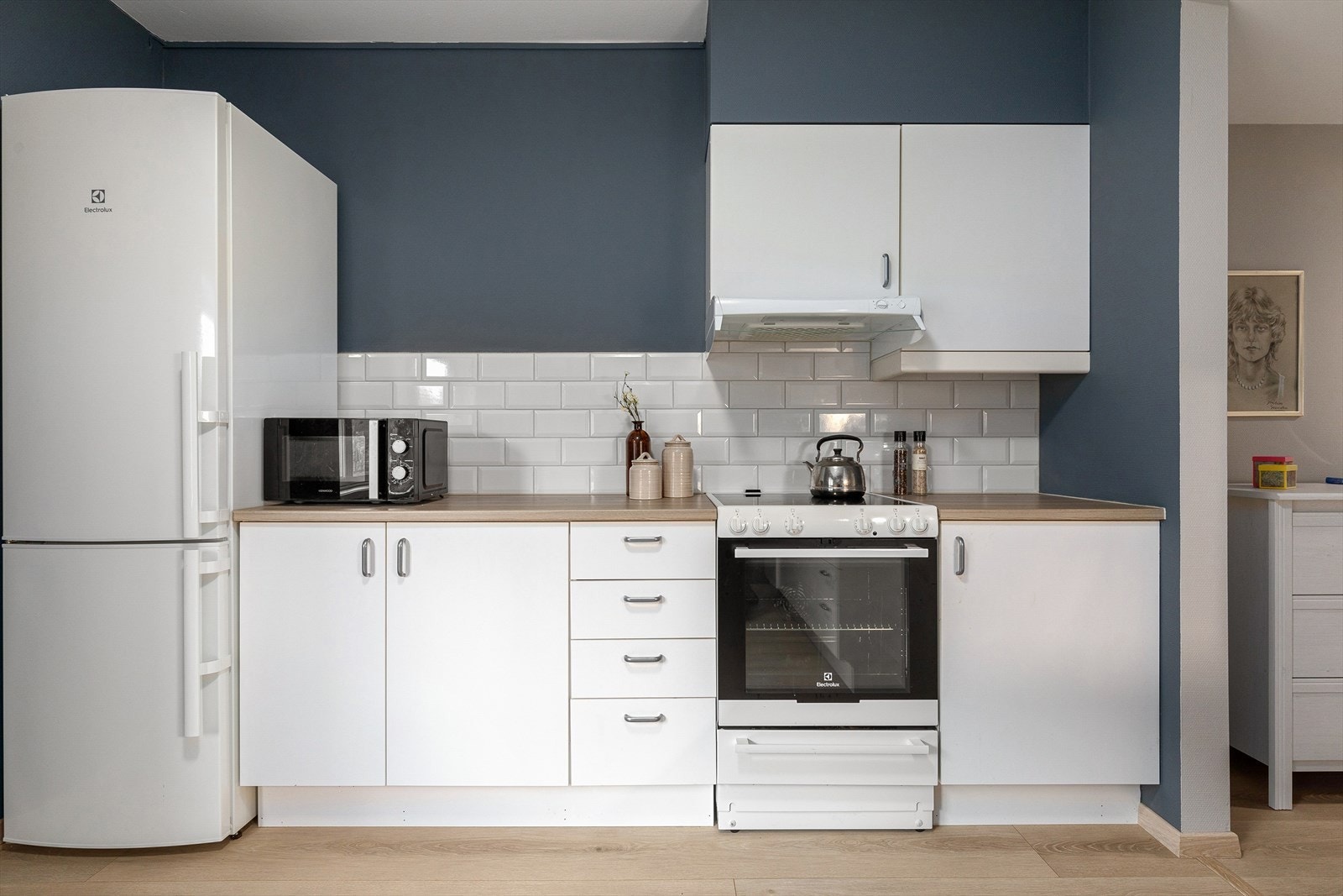 Kjøkkenet er lyst, og har alle kvitevarer inkludert. Galleribilde