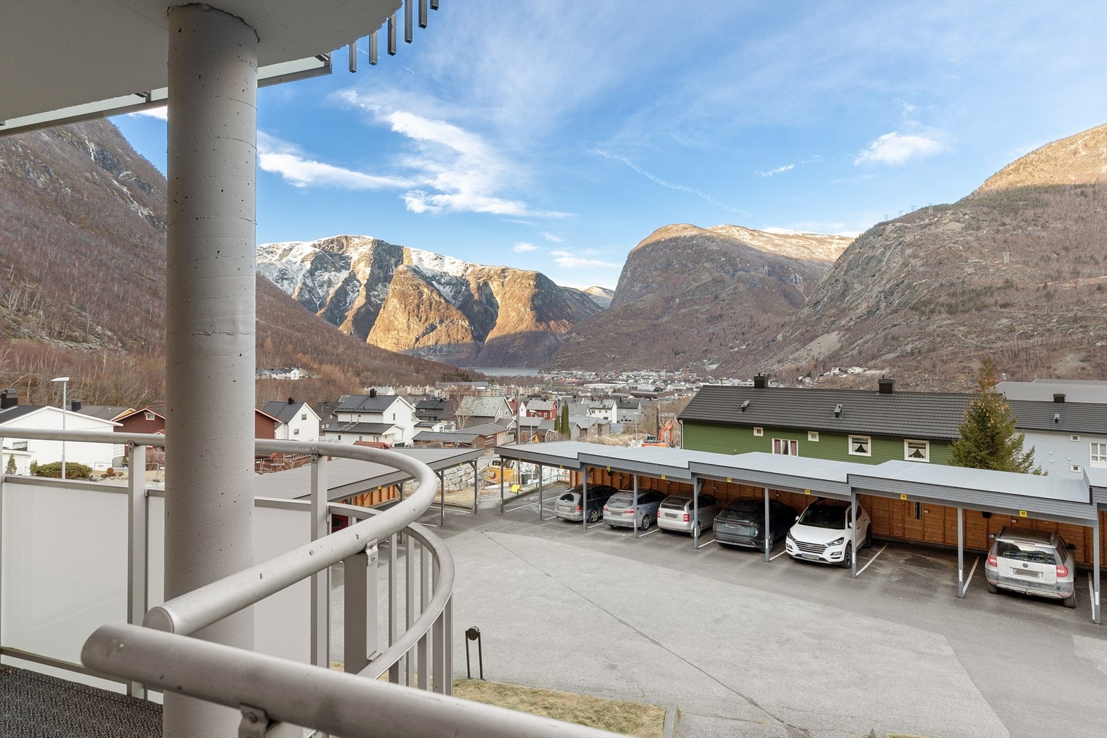 Frå leilegheiten har du flott utsikt utover mot Øvre Årdal. Galleribilde