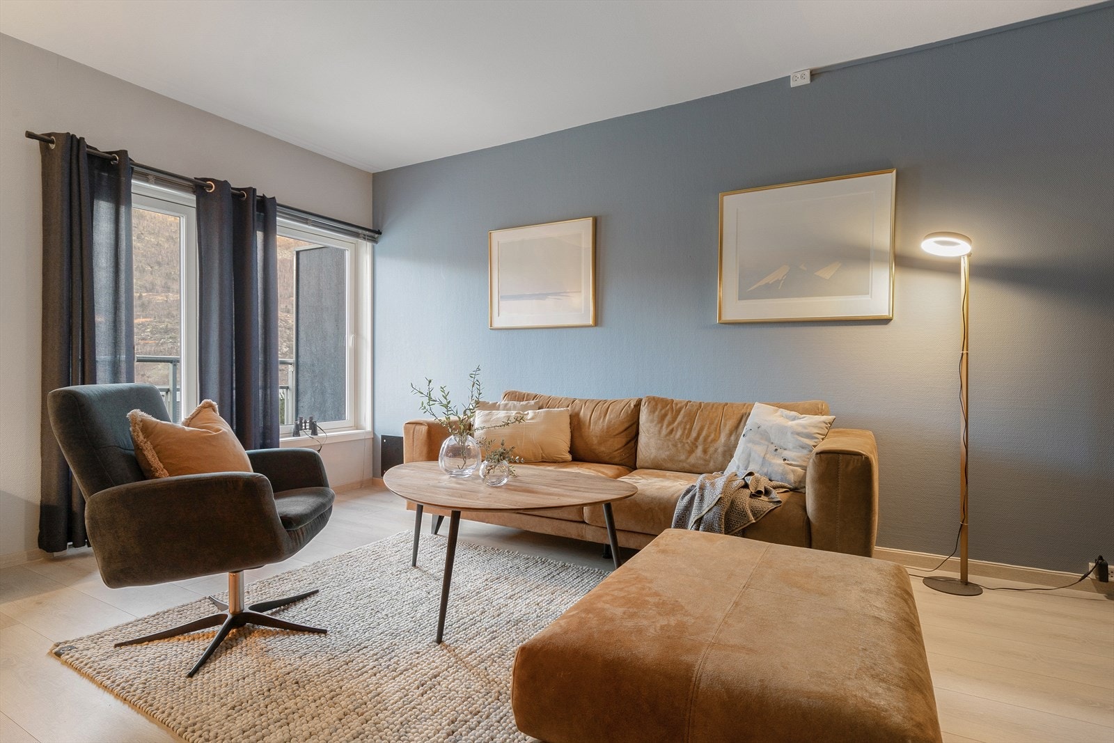 Leilegheiten leies ut møblert. Kunstverka på veggen blir tatt ned før innflytting. Galleribilde