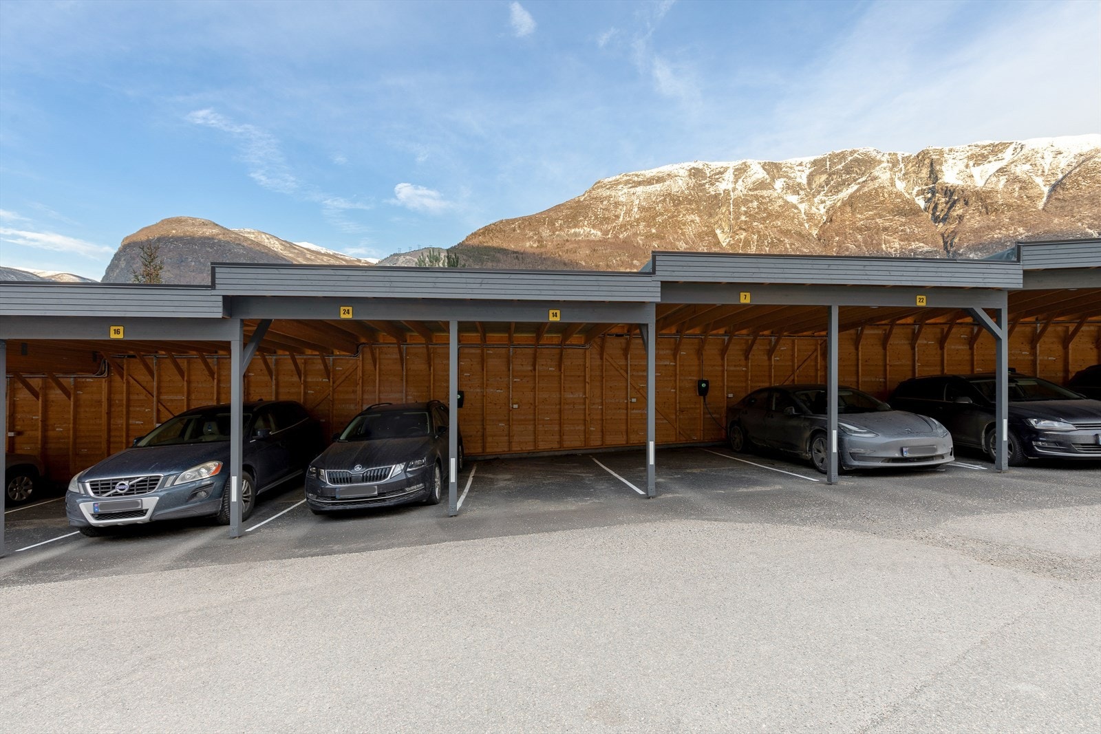 Med leilegheiten følgjer ein garasjeplass i carport-anlegget. Det er montert el-billadar som kan nyttast. Galleribilde