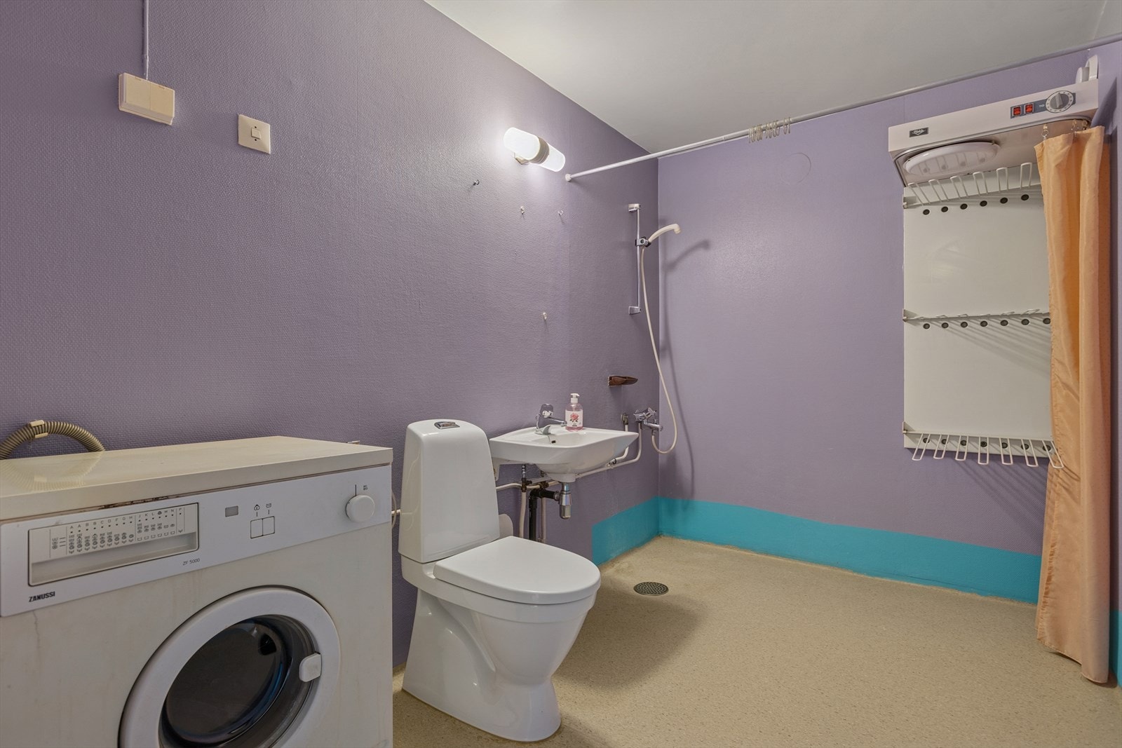 Badet er utstyrt med blant annet gulvvarme, opplegg til vaskemaskin, toalett, servant og dusjhjørne. Galleribilde