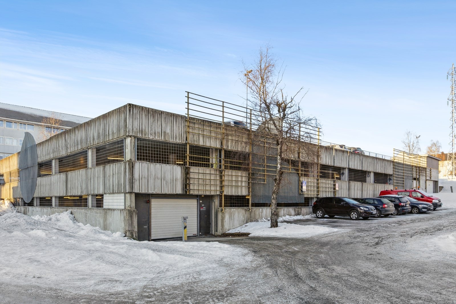 Borettslaget har parkeringsplasser i P-hus og garasjerekker som tildeles etter søknad. Mulighet for lading av el-bil. Galleribilde