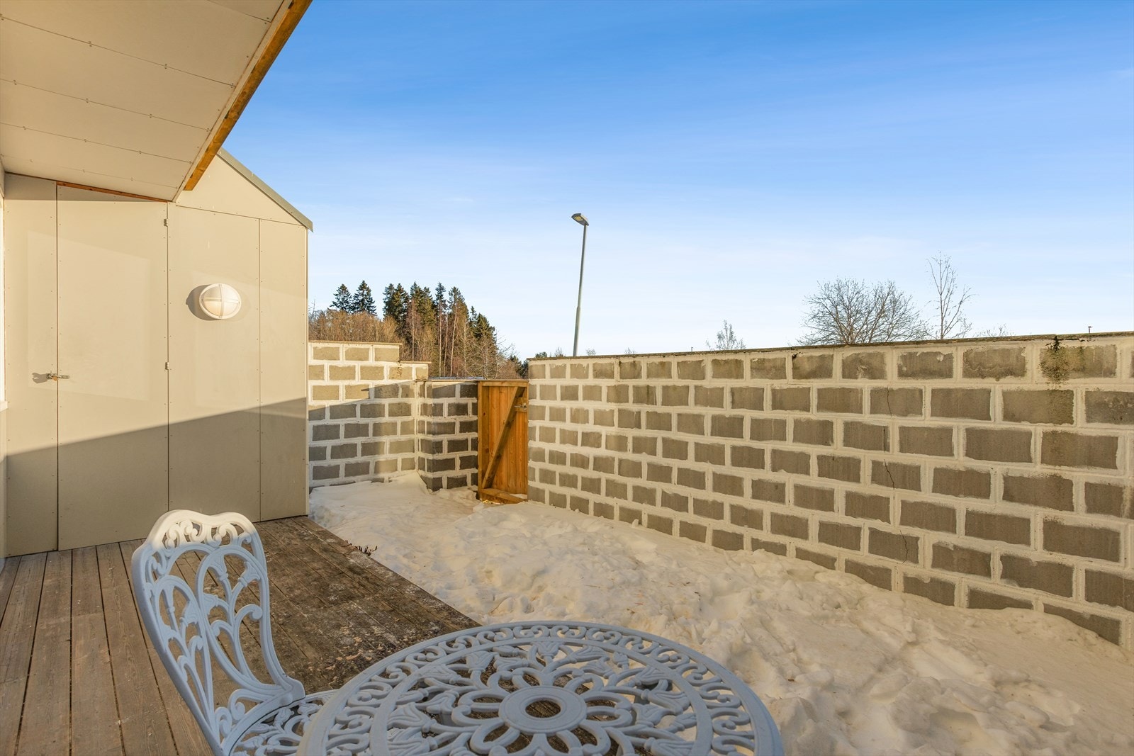 Terrassen byr på sol på morgen og dagtid, og har direkte tilkomst til grøntområder. Galleribilde