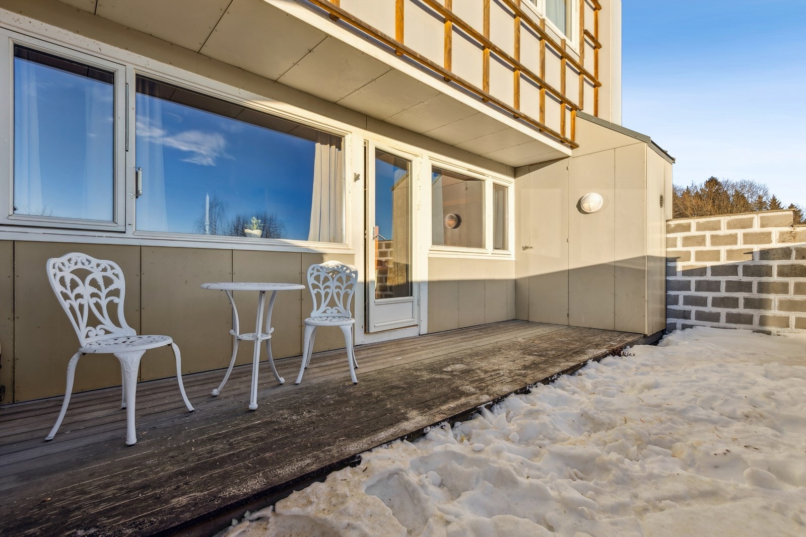 Fra stua har du utgang til en sørøst-vendt terrasse på 10 m² med tilhørende hageflekk og bod. Galleribilde