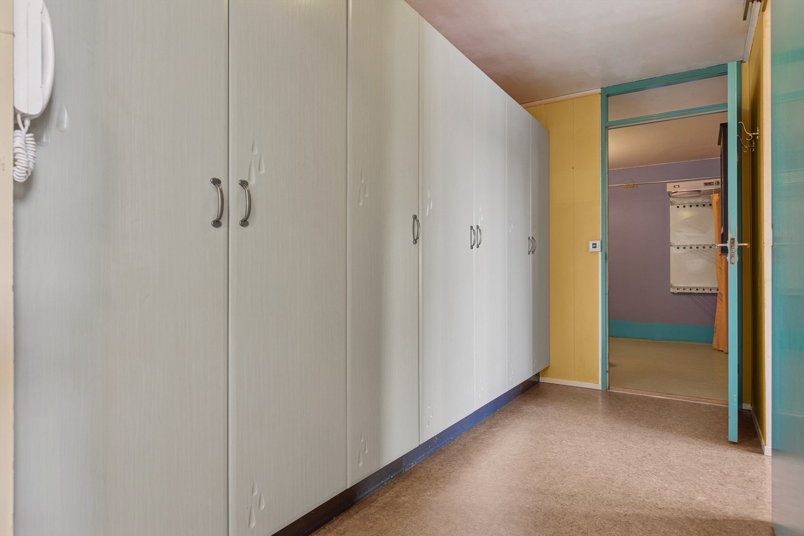 Romslig entré på 7 m² med tilhørende garderobe. I tillegg til oppbevaring i garderoben medfølger 3 eksterne boder. Galleribilde