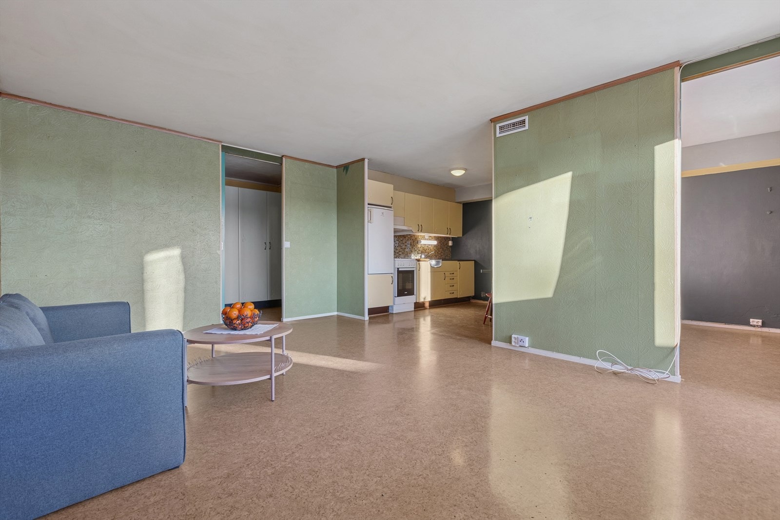 Oppholdsrommet måler ca 27 m² og har en delvis åpen kjøkken-/stueløsning. Galleribilde