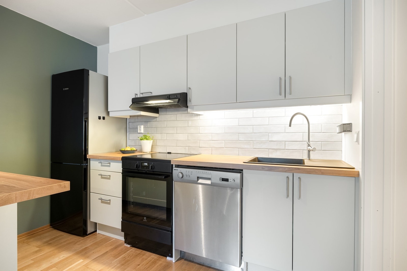 Hvitevarene på kjøkkenet medfølger ved salg. Galleribilde