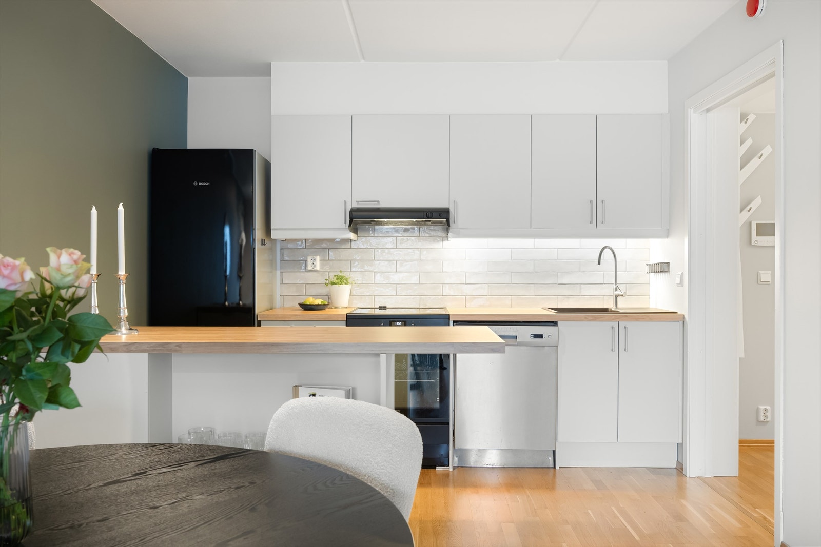 Kjøkkenet ligger i åpen løsning med stuen med en praktisk, frittstående kjøkkenøy som medfølger ved salg. Galleribilde