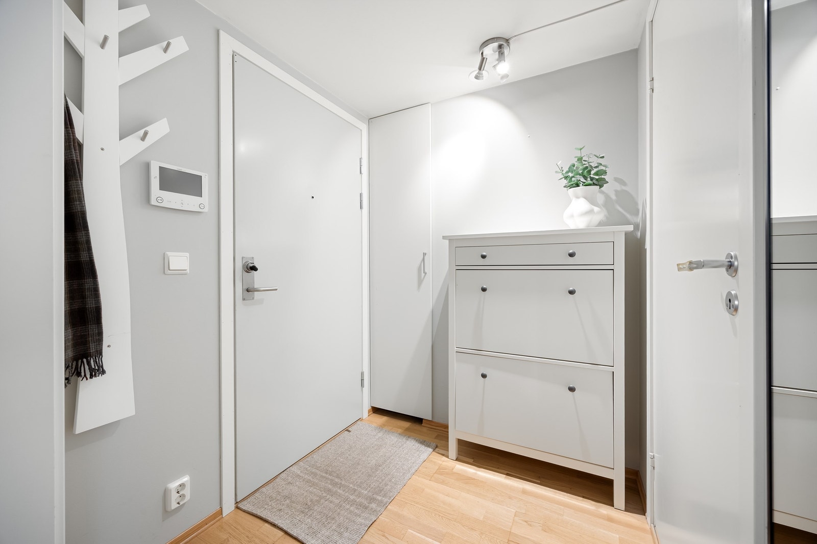 Plass til oppheng av ytterklær og skotøy i entré. Galleribilde