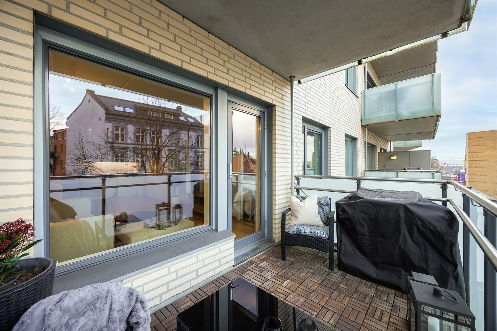 Dette er et perfekt førstegangskjøp for deg som ønsker en kombinasjon av moderne komfort, sentral beliggenhet og nærhet til både byliv og naturopplevelser! Galleribilde