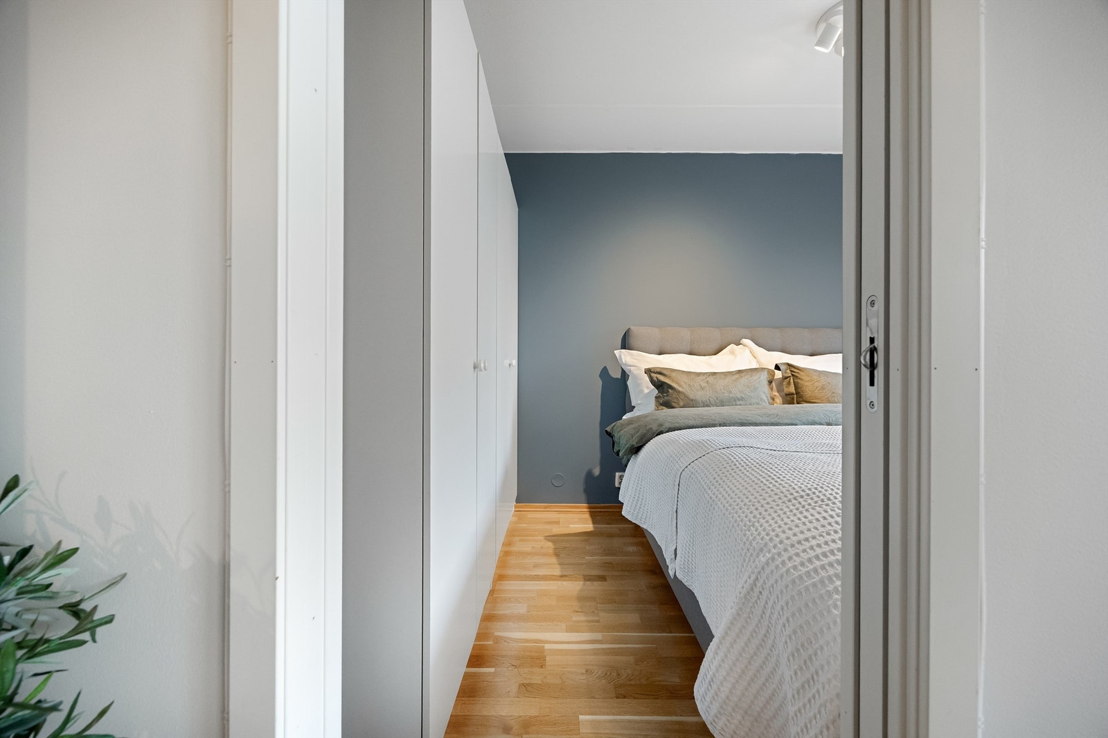 Praktisk "Laila-løsning" med to skyvedører inn til soverommet. Galleribilde