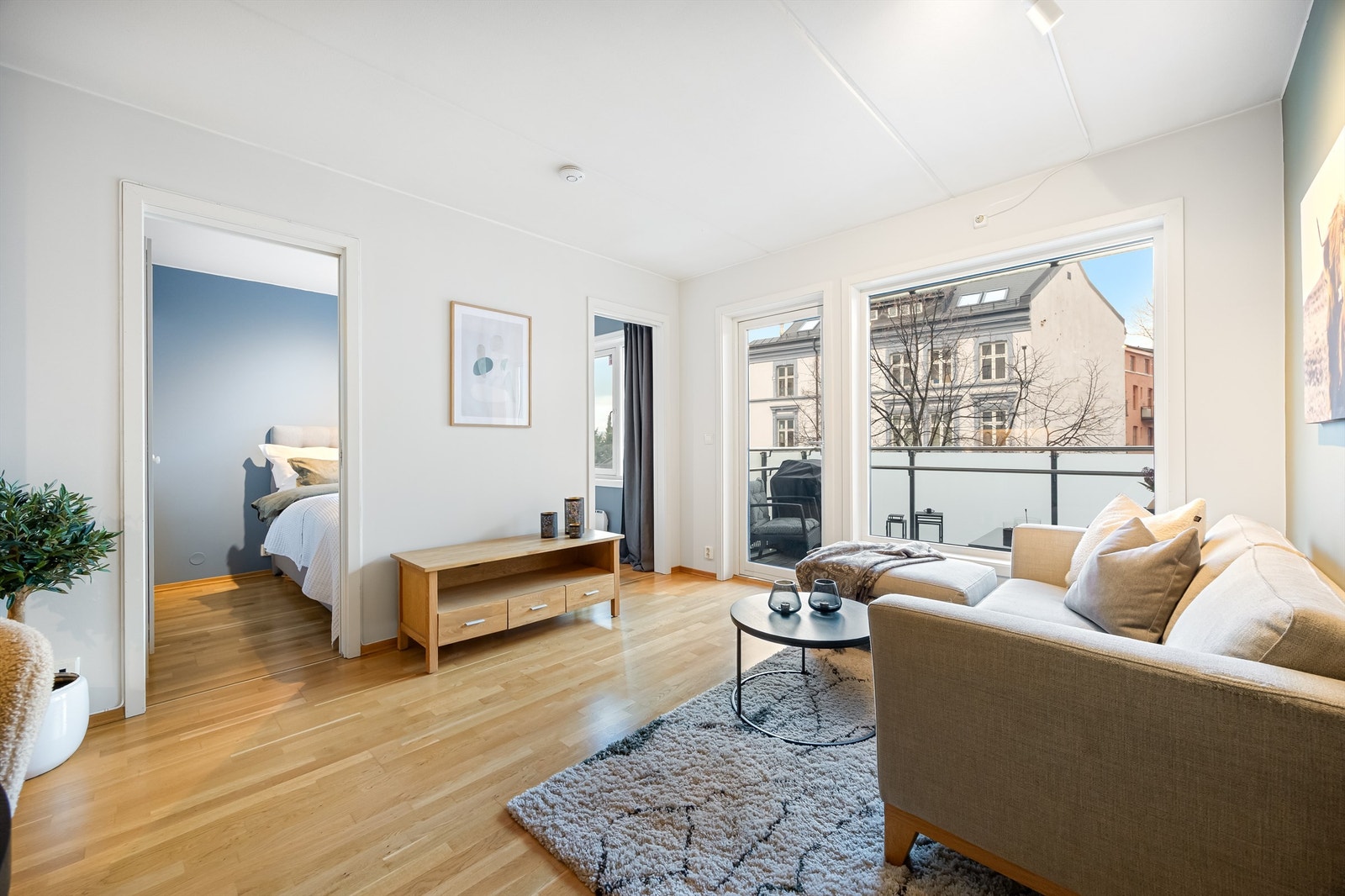 Kjøkken og stue ble malt i lune farger i 2025. Galleribilde