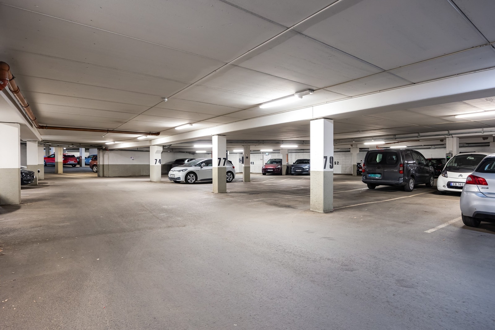 Enkel adkomst til Nye Gamlebyen Garasjesameie hvor det er tidvis mulighet for å kjøpe/leie parkeringsplass internt. Galleribilde