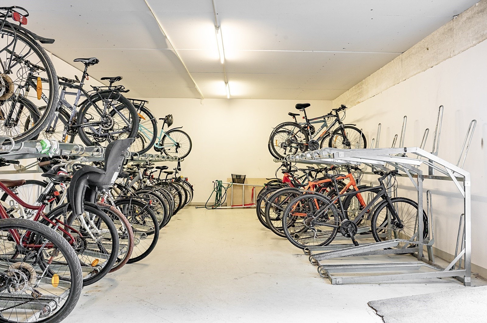 Felles sykkelparkering for beboerne i borettslaget. Galleribilde
