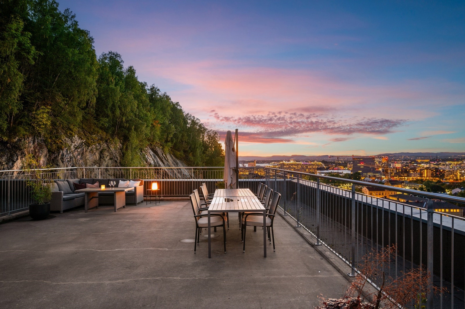 Her er det felles sittegrupper for beboerne og sol hele dagen! Galleribilde