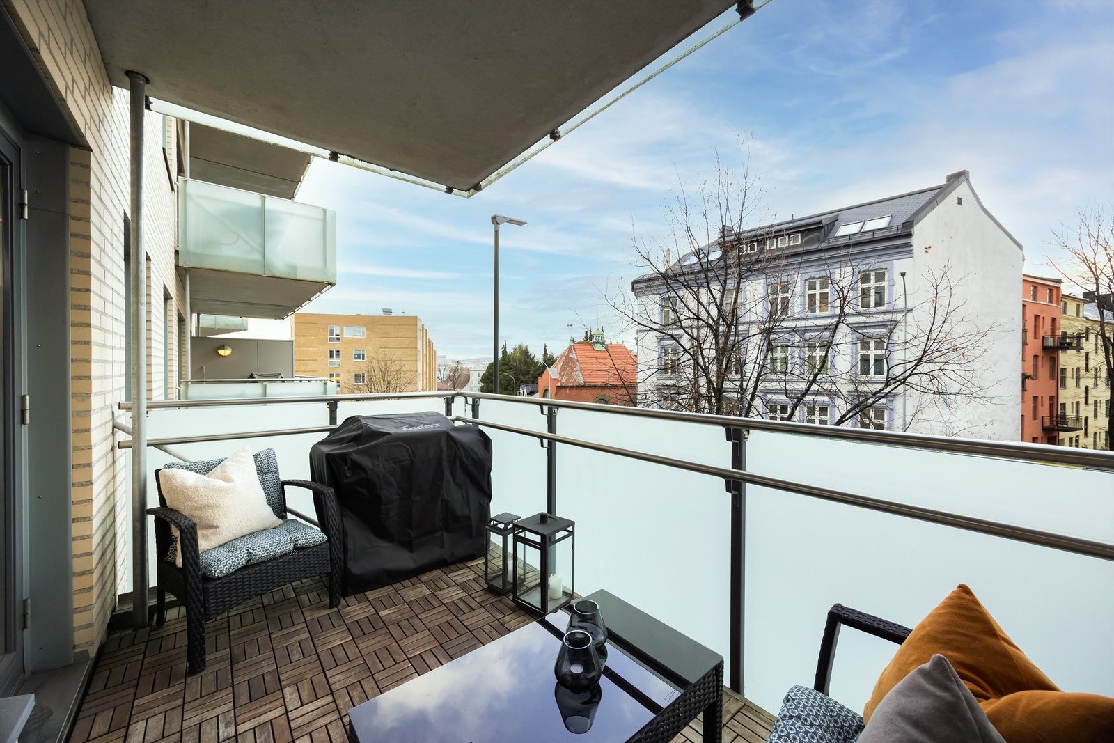 Leiligheten har en romslig balkong på hele 7 kvm med fine solforhold på ettermiddag/kveld på sommerstid. Galleribilde