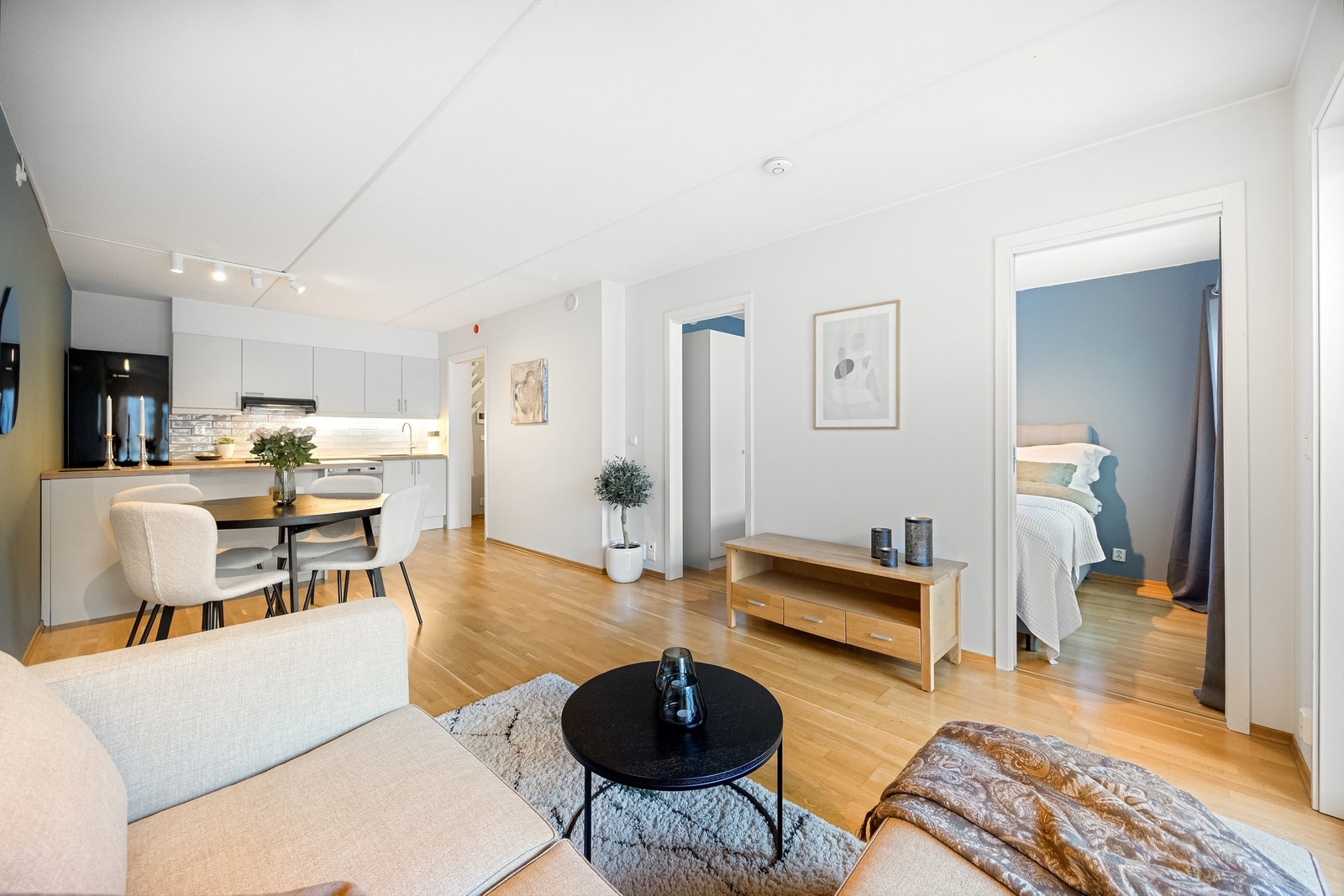 Rommets store vindusflate gir leiligheten godt med naturlig dagslys, som i kombinasjon med moderne fargevalg gir en lun og god atmosfære. Galleribilde