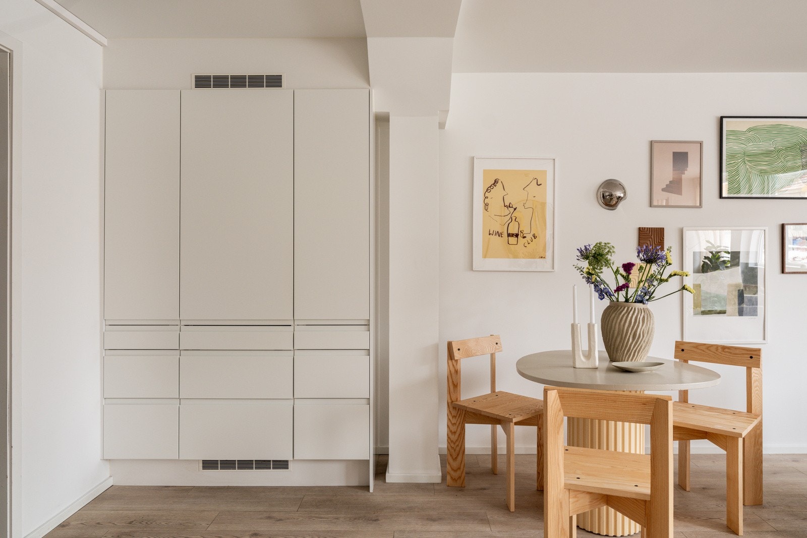 Alle hvitevarer medfølger i handelen. Ventilator med avtrekk via balansert anlegg. Galleribilde