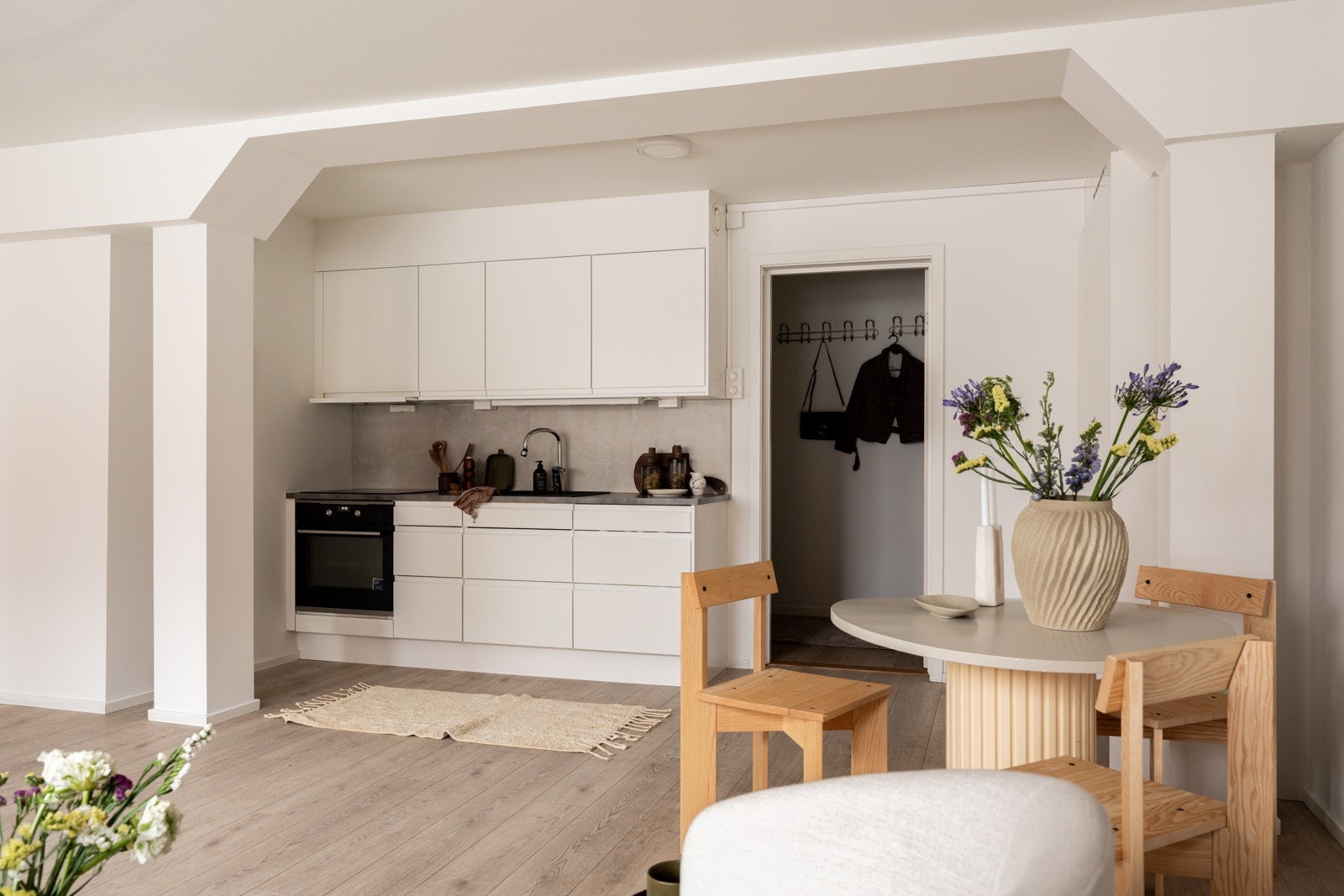 Stilren og lys kjøkkeninnredning fra HTH som var ny i 2022. Innredningen har hvite glatte fronter og laminert benkeplate med nedfelt oppvaskkum. Galleribilde