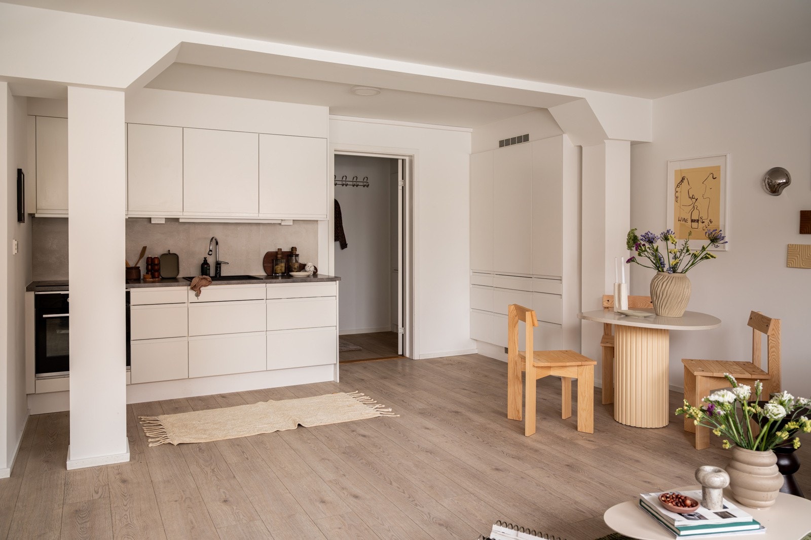 Kjøkkenet er fullt utstyrt med medfølgende integrerte hvitevarer som nedfelt induksjonstopp, stekeovn, oppvaskmaskin og kjøleskap med frysedel. Galleribilde