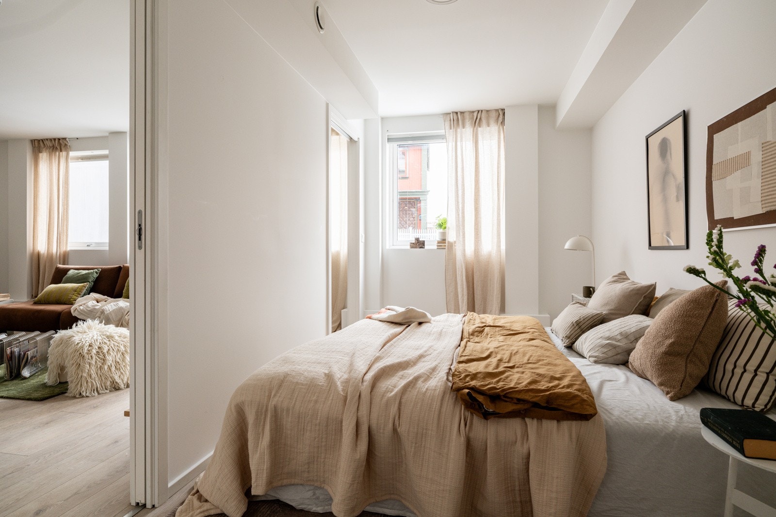 Soverommet har samme gode standard fra 2022 som resten av leiligheten med moderne enstavs laminat på gulv, glatte lysmalte overflater og skjult elektrisk anlegg. Galleribilde