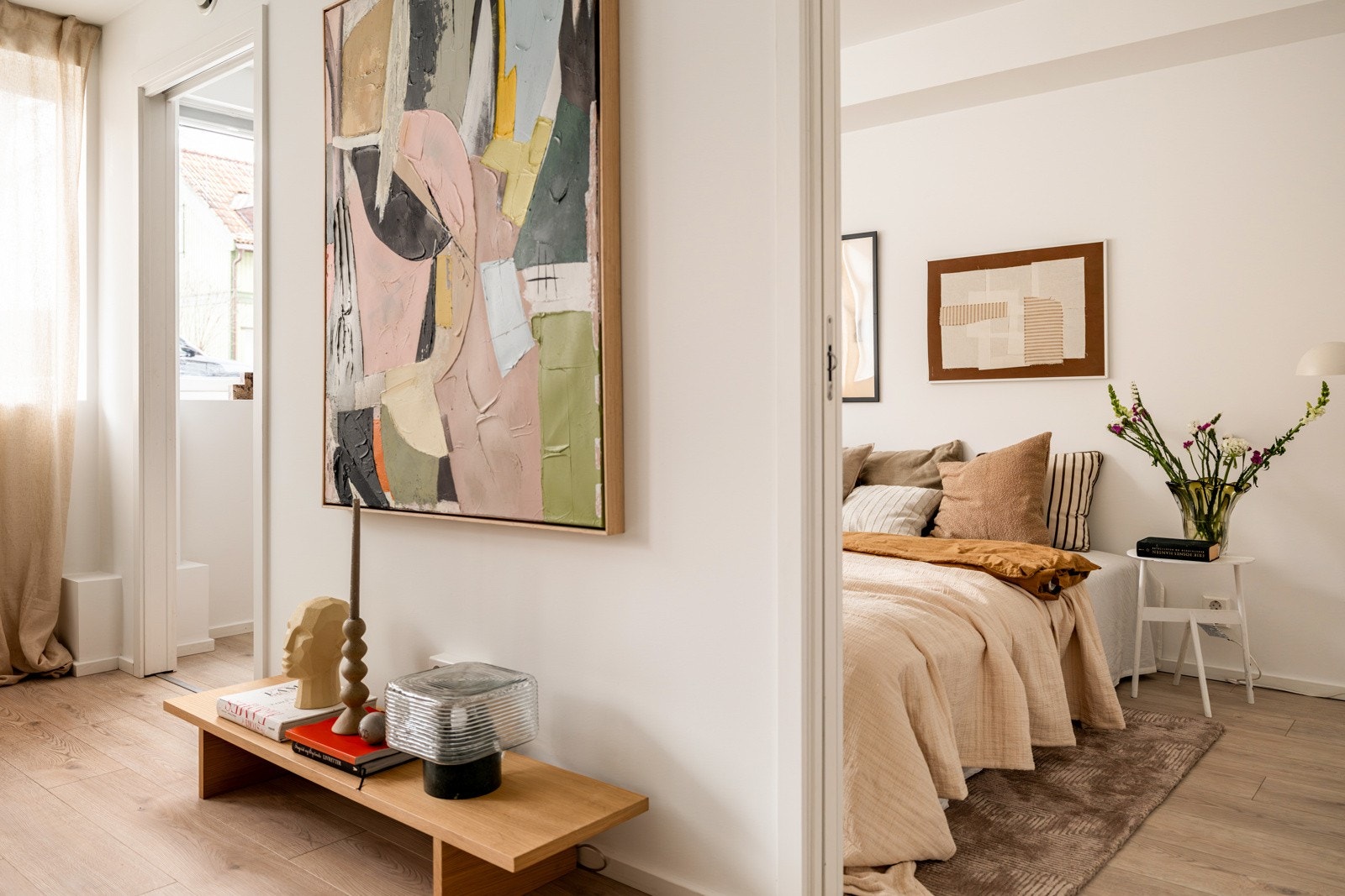 Soverommet har en praktisk løsning med adkomst via to skyvedører på hver side av sengen. Galleribilde