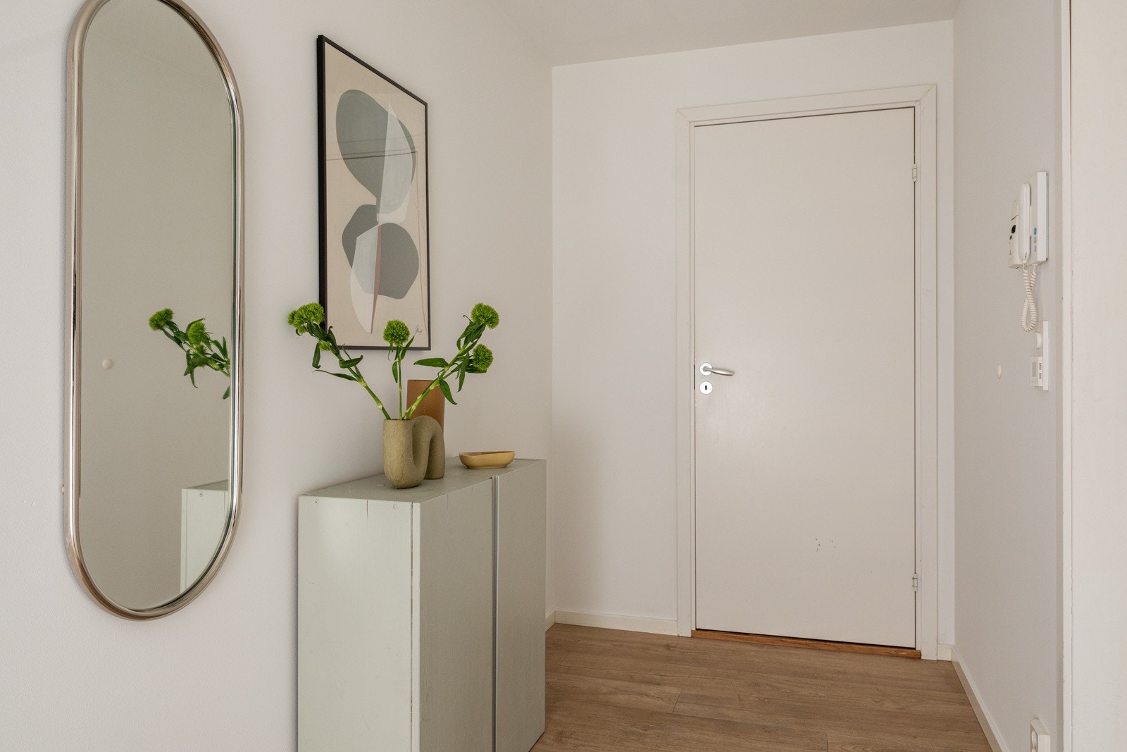 Du ønskes velkommen inn i en lys, innbydende og praktisk entré. Når du entrer leiligheten, får du umiddelbart et positivt inntrykk av leiligheten som var ny i 2022 og som holder en gjennomgående moderne standard fra da. Galleribilde