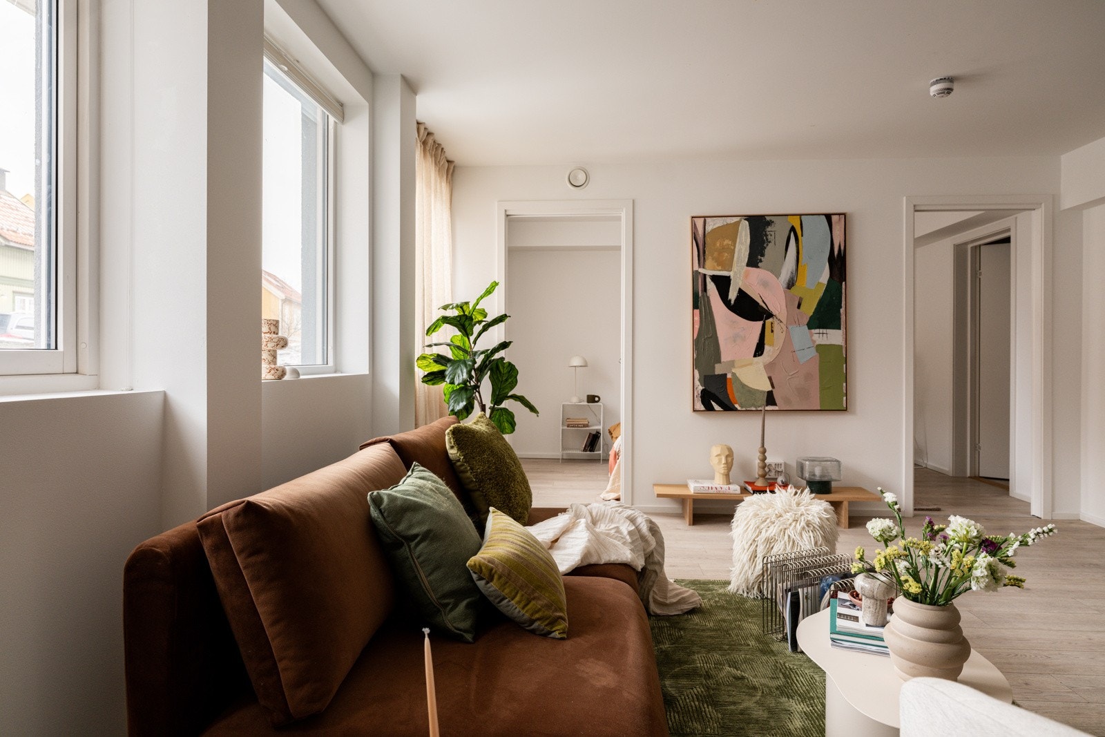 Alle vinduene i leiligheten var nye i 2021, og har brede vinduskarmer for planter og dekor. Galleribilde