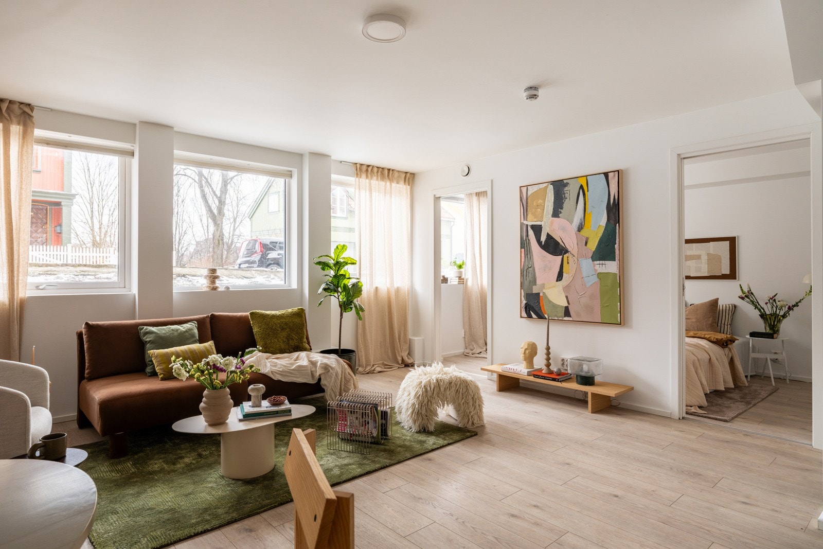 Tre store vindusflater slipper inn fint lys. Galleribilde