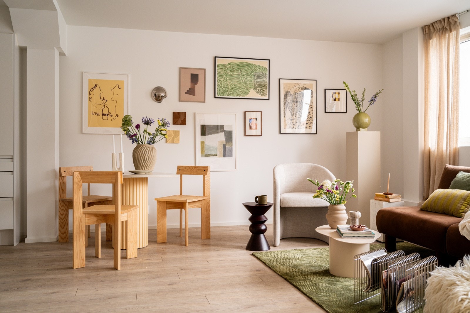 I stuen har du plass til sofa med salongbord, mediemøblement med tv og et spisebord. Galleribilde