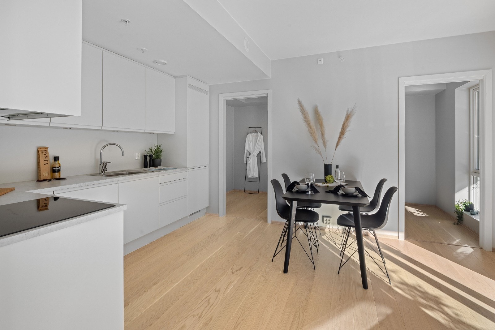 Inngang til soverom via to skyvedører. Galleribilde