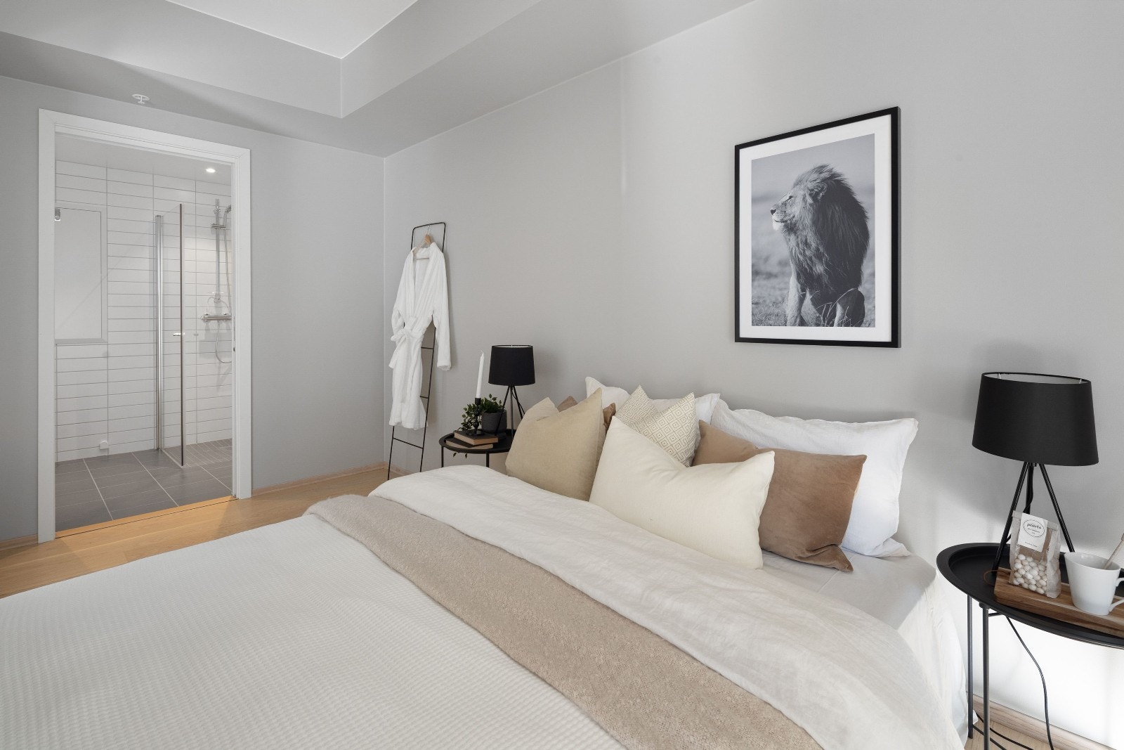 Soverom og inngang til bad. Galleribilde