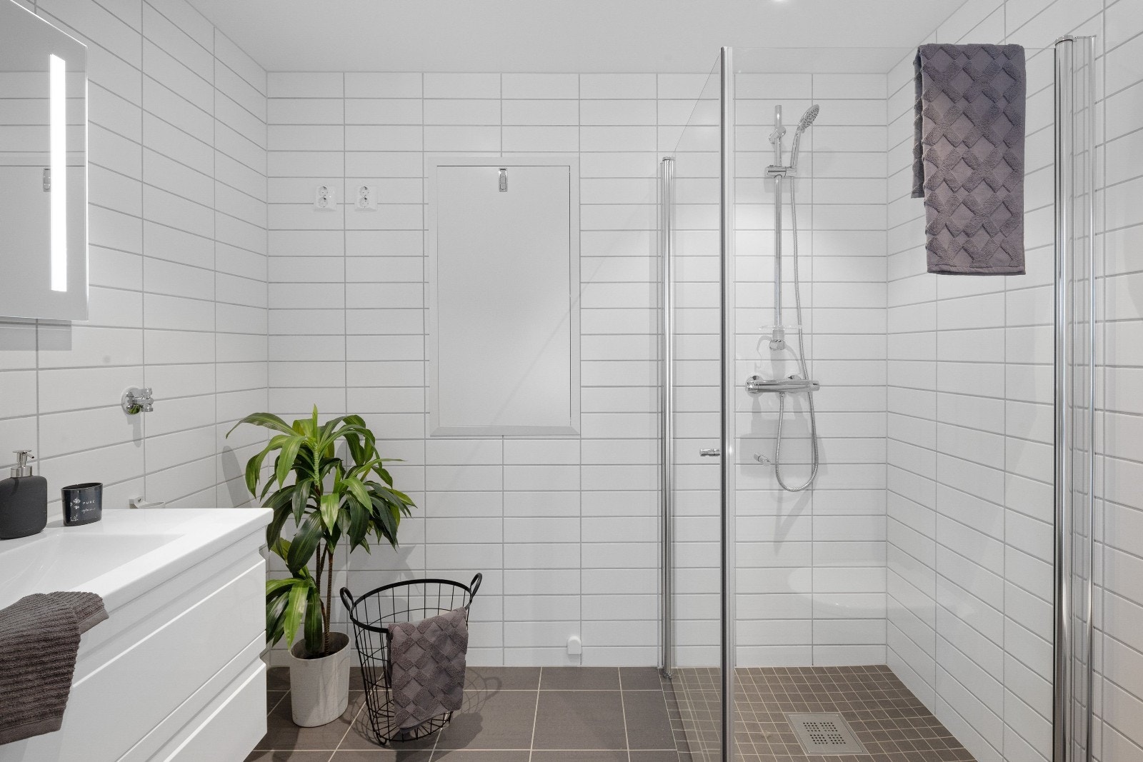 Flislagt baderom med vannbåren varme i gulvet. Galleribilde