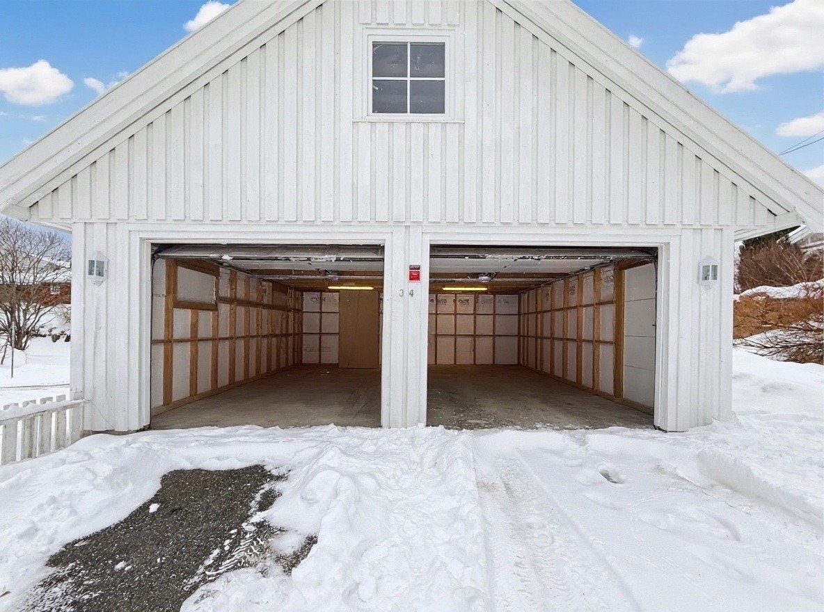 Garasjeanlegget ligger ved oppkjørselen og har ekstra lagringsplass Galleribilde