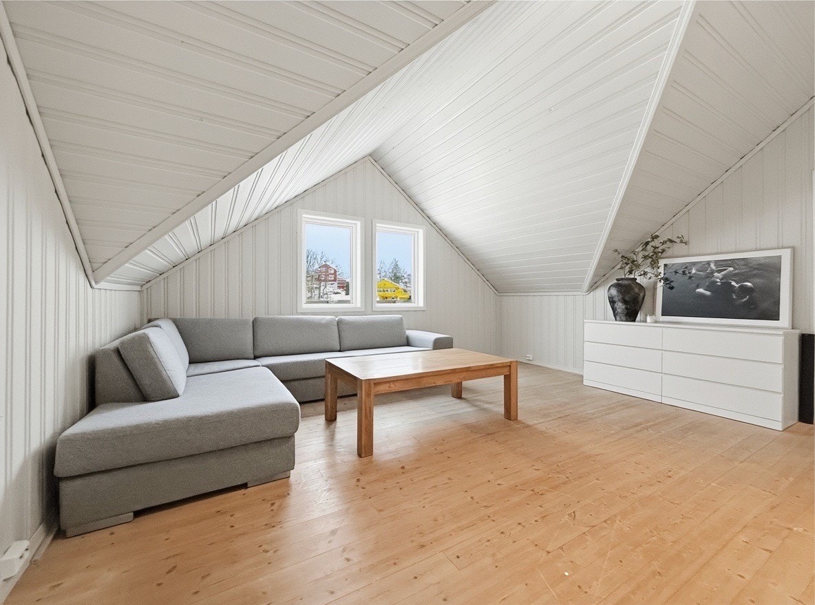 Loftstuen har god med lys og plass til flere soner Galleribilde