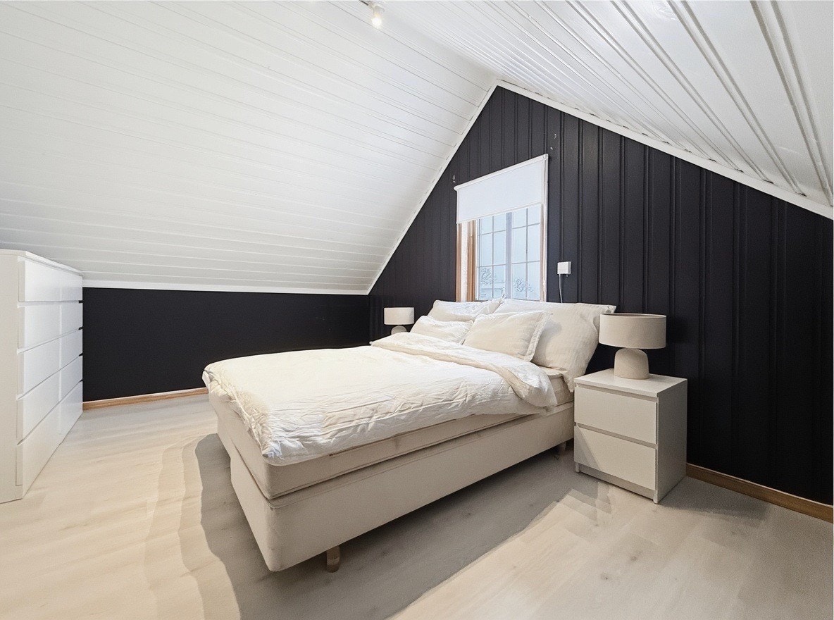 Soverom i 3 etg med dobbeltseng, mørk fondvegg og god plass Galleribilde