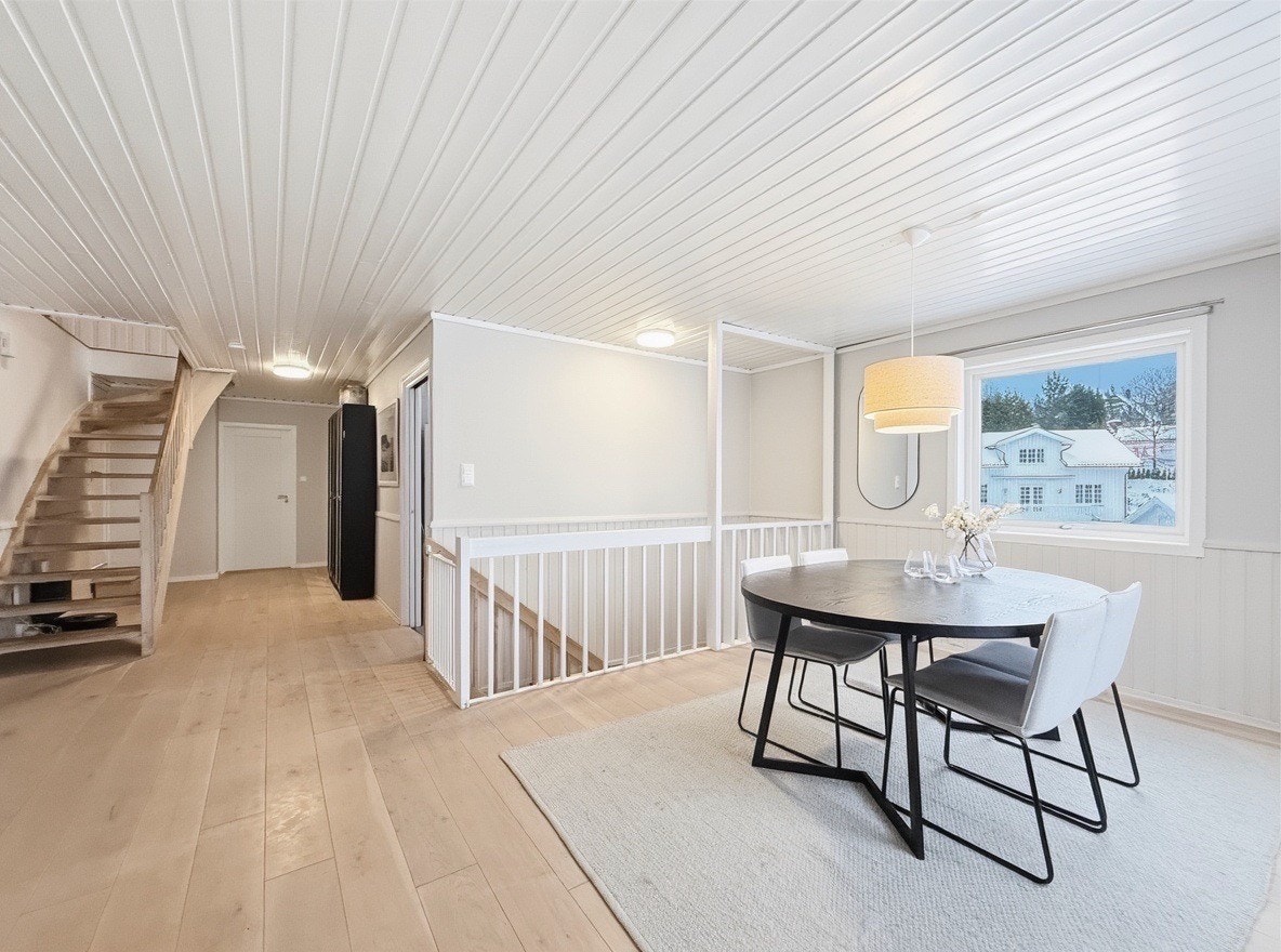 Spisestue ved vinduene med plass til et stort spisebord Galleribilde