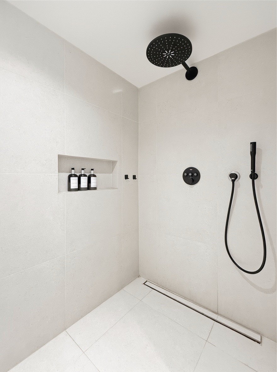 Romslig dusj med regndusj og innebygd nisje for produkter Galleribilde
